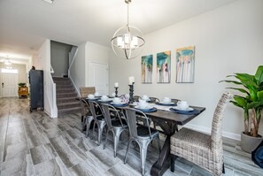 Vila (8 Bedroom 5 Bathroom Villa) | Tempat makan