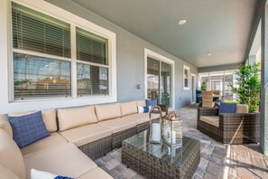 Villa (8 Bedroom 5 Bathroom Villa) | Balcony