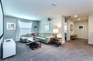 Villa (6 Bedroom 5 Bathroom Villa) | Living room