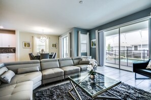 Villa (6 Bedroom 5 Bathroom Villa) | Salle de séjour | Téléviseur ACL, table de baby-foot