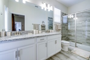 Villa (Champions Gate 5 Bedroom 5 Bathroom V) | Baño