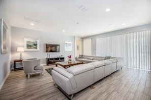 Villa (7000OS00) | Living room | Flat-screen TV