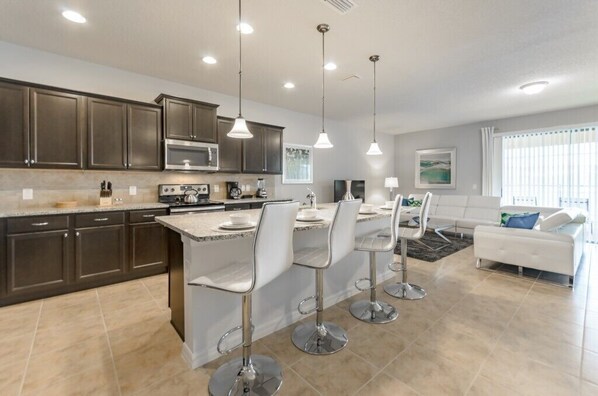 Villa (8811MD00) | Private kitchen | Dining tables