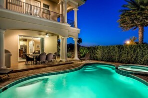 Ein Poolbereich mit Essbereich und überdachter Terrasse.