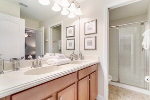 Villa (ShowHome 5 bedroom Champions Gate Vil) | Badezimmer | Duschwanne
