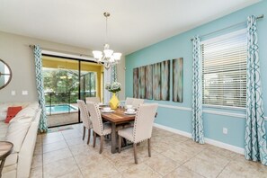 Villa (ShowHome 5 bedroom Champions Gate Vil) | Cocina privada | Microondas, horno, lavavajillas y cafetera y tetera 