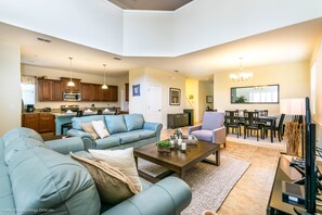 Villa | Woonkamer | Flatscreentelevisie