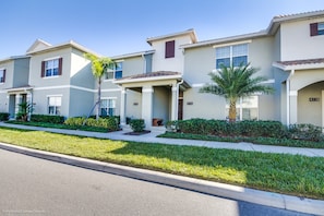 Apartment (4796CTD Amazing Story Lake Town Home ) | Exterior