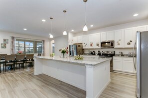 House (6028BOD 14 Bedroom 11 Bathrrom) | Private kitchen