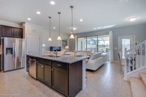 Apartment (8830GC New Fantastic 5 Bed 4 Bathroom) | Private kitchen