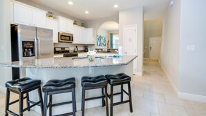 วิลล่า (Ultimate 6 Bedroom 5 Bathroom Solterr) | ครัวส่วนตัว
