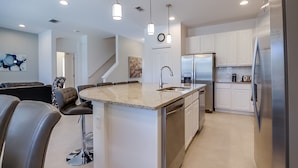 Villa | Cocina privada | Refrigerador, lavavajillas y congelador 