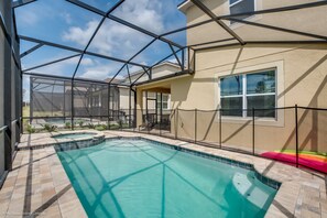 A swimming pool with a glass enclosure, a hot tub, and a covered patio area. - 1502nas Amazing 7 Bedroom 5 Bathroom Resort Villa (Kissimmee)