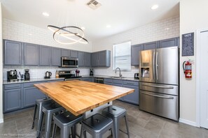 Villa (Luxury 5 Bedroom 4  Bath Villa With B) | Cuisine privée | Réfrigérateur, four à micro-ondes, un four, lave-vaisselle