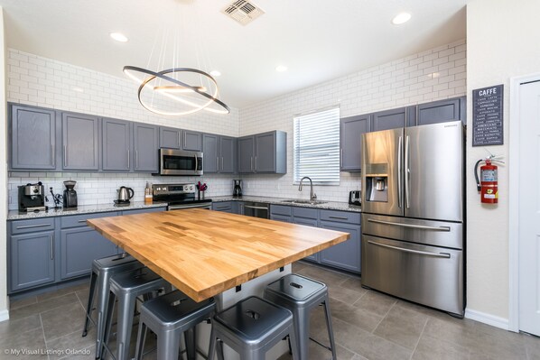 Villa (Luxury 5 Bedroom 4  Bath Villa With B) | Cuisine privée | Réfrigérateur, four à micro-ondes, un four, lave-vaisselle