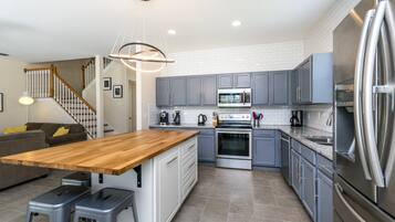 Villa (Luxury 5 Bedroom 4 Bath Villa With B) | Private kitchen | Fridge, microwave, oven, dishwasher