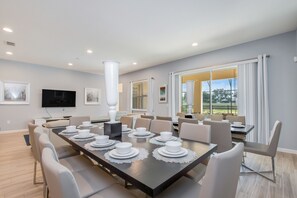 Villa (5406OAKG) | Private kitchen | Fridge, dishwasher, dining tables - Oakgrain Villa Solterra (Davenport)