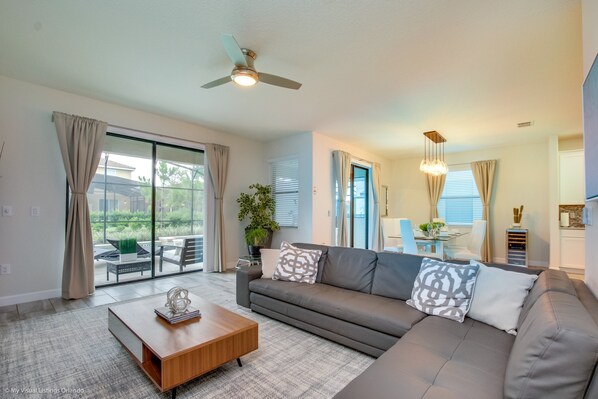 Living room - 5416sc Luxury 6 Bedroom 4.bath Home With Spa (Davenport)