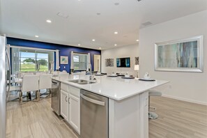 Villa (5410OAKG) | Cocina privada | Refrigerador, lavavajillas, cafetera y tetera y tostadora 