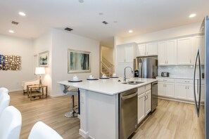 Vila (5410OAKG) | Dapur pribadi | Lemari es, mesin pencuci piring, dan mesin pembuat kopi/teh