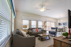 公寓 (4 bed town home with full size pool C) | 客廳 | 電視