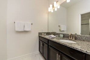 Huvila (9037HS 6 Bedroom 6 Bathroom Champions) | Kylpyhuone