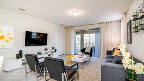 Vila (5445 Luxury 6 Bedroom 4.Bath  Home Wi) | Ruang keluarga | TV layar datar