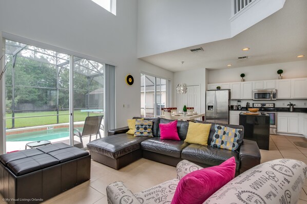 ヴィラ | リビングルーム | 薄型テレビ、暖炉、卓球台