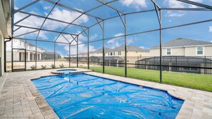 Villa | Alberca | Alberca al aire libre y camastros
