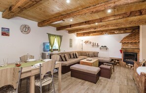 Fernseher, Kamin, Tischfußball, Tischtennisplatte