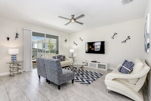 Villa (1561FD  High End Champions Gate Furni) | Living room | Flat-screen TV