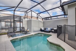 Una piscina interior amb sostre de vidre, gandules i una zona de seients.