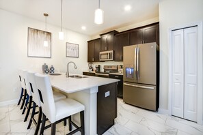 Apartment (4811LL Amazing 5 Bedroom 4  Bathroom ) | Private kitchen