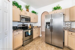 Villa (215GLEN Amazing Newly Decorated 5 Bed) | Cucina privata | Tavolo da pranzo