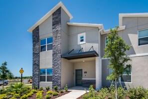 Apartment (910PB Luxury Furnished 5 Bedroom 5 Ba) | Exterior