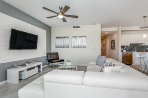 Condo (3111U307 Amazing Story Lake Brand New) | Sala de estar | Televisión de pantalla plana 