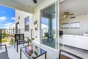 Condo (3111U307 Amazing Story Lake Brand New) | 2 bedrooms, iron/ironing board, free WiFi