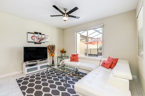 Appartement | Woonkamer | Een flatscreentelevisie en een open haard