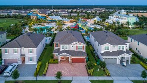A residential area with modern houses, a swimming pool, and a water park. - Falls Drive Reunion (Kissimmee)