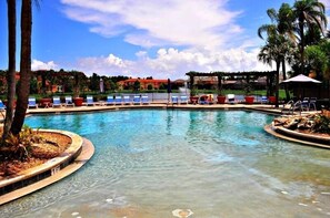 A swimming pool with lounge chairs and palm trees. - Vero Beach Villa Terra Verde (Kissimmee)
