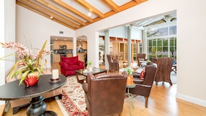 วิลล่า (Ultimate 6 Bedroom 5 Bathroom On Ba) | ห้องนั่งเล่น