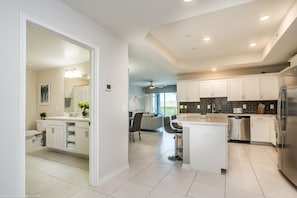 Apartment (4741CT UNIT101 Amazing Story Lake Br) | Private kitchen