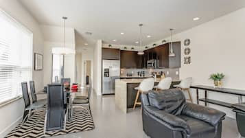 Apartment | Living room | Flat-screen TV