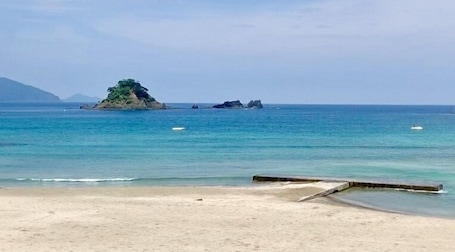 Playa en los alrededores, playa de arena blanca, camastros y sombrillas