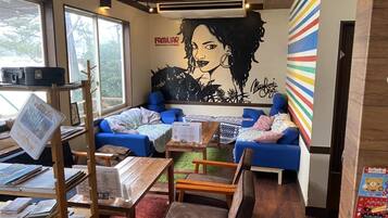 Lunsj serveres, lokale og internasjonale retter, utsikt mot stranden