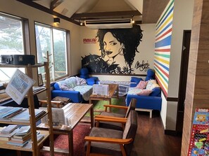 ランチ、ディナーに営業 (郷土料理と各国料理、ビーチビュー)