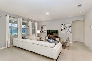 Villa (7028OAKWOOD) | Sala de estar | Televisión de pantalla plana