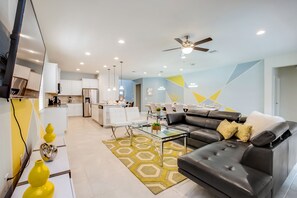 Villa | Woonkamer | Een flatscreentelevisie