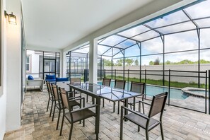 Villa (1810CVT Solara Resort 9 Bedroom 6 Ba) | Outdoor dining