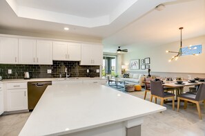 Apartment (4721 UNIT208 Amazing Story Lake Brand) | Private kitchen